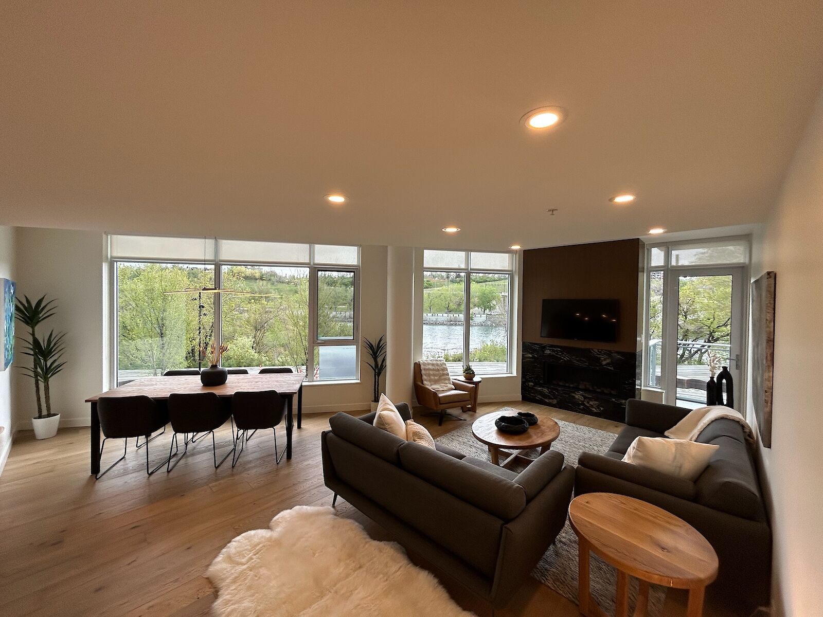Calgary 2 bedrooms Condo Unit for rent. Property photo: 649651-1
