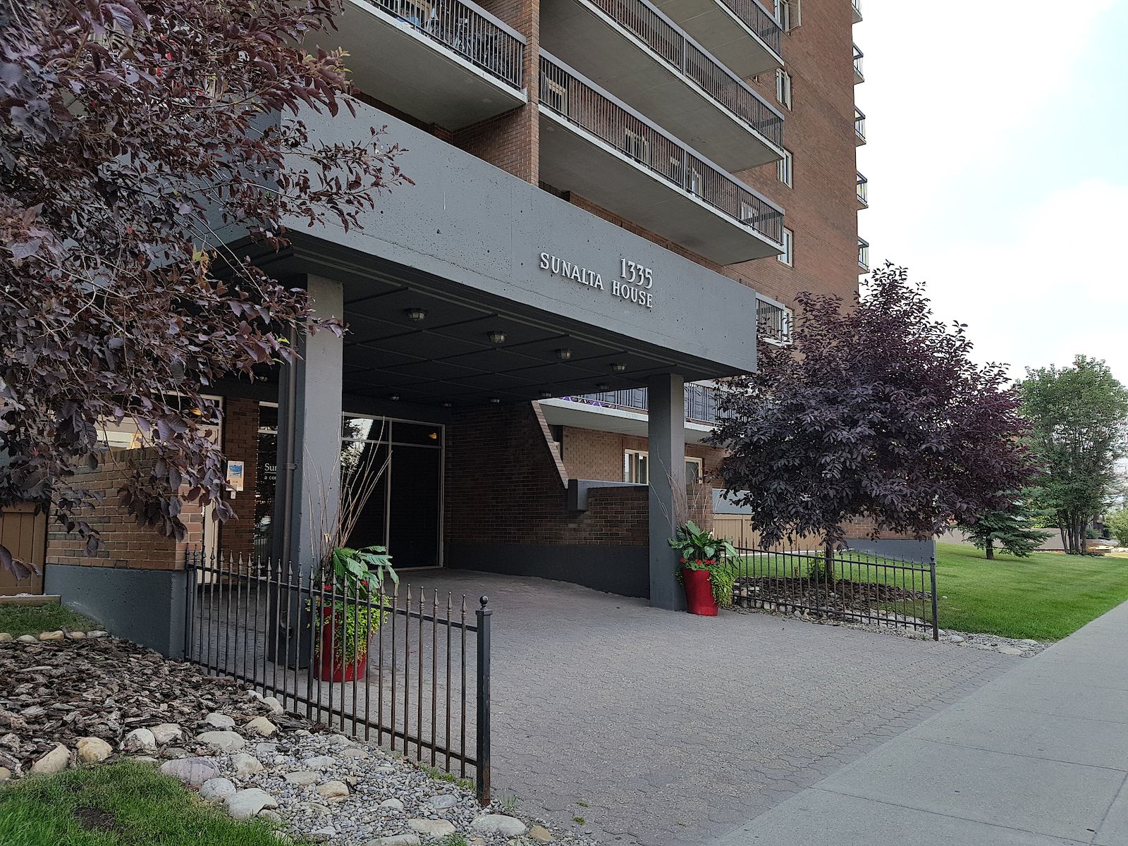 Calgary 1 bedroom Condo Unit for rent. Property photo: 65096-1