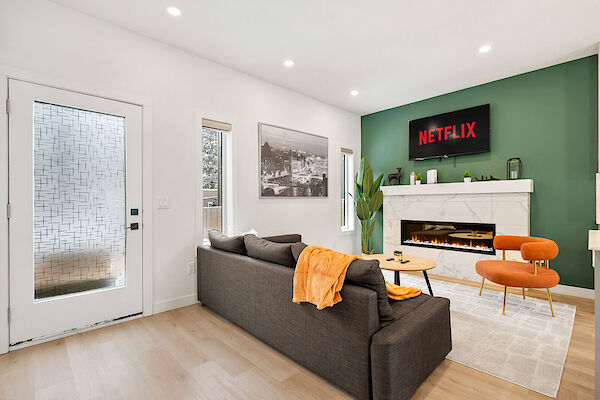 BEST VALUE- 3bdr 2.5 baths RENOVATED & FURNISHED w/ AC- 5 mins to DT