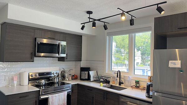 Cozy - Beautifully Renovated Suite in Crescent Heights – Minutes from Downtown!