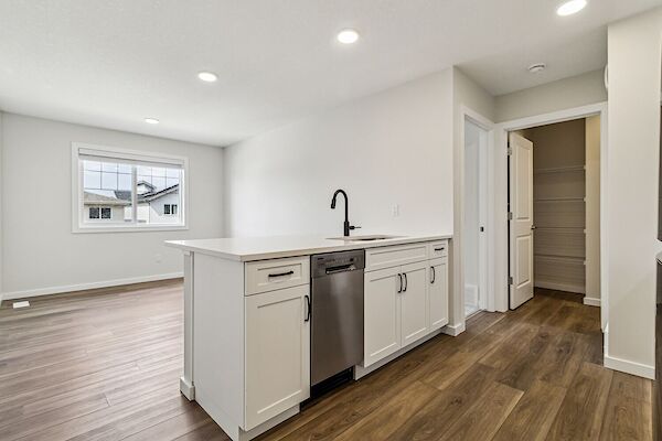 GORGEOUS 1-Bed/1-Bath Garden Suite in The Uplands – Street Parking!