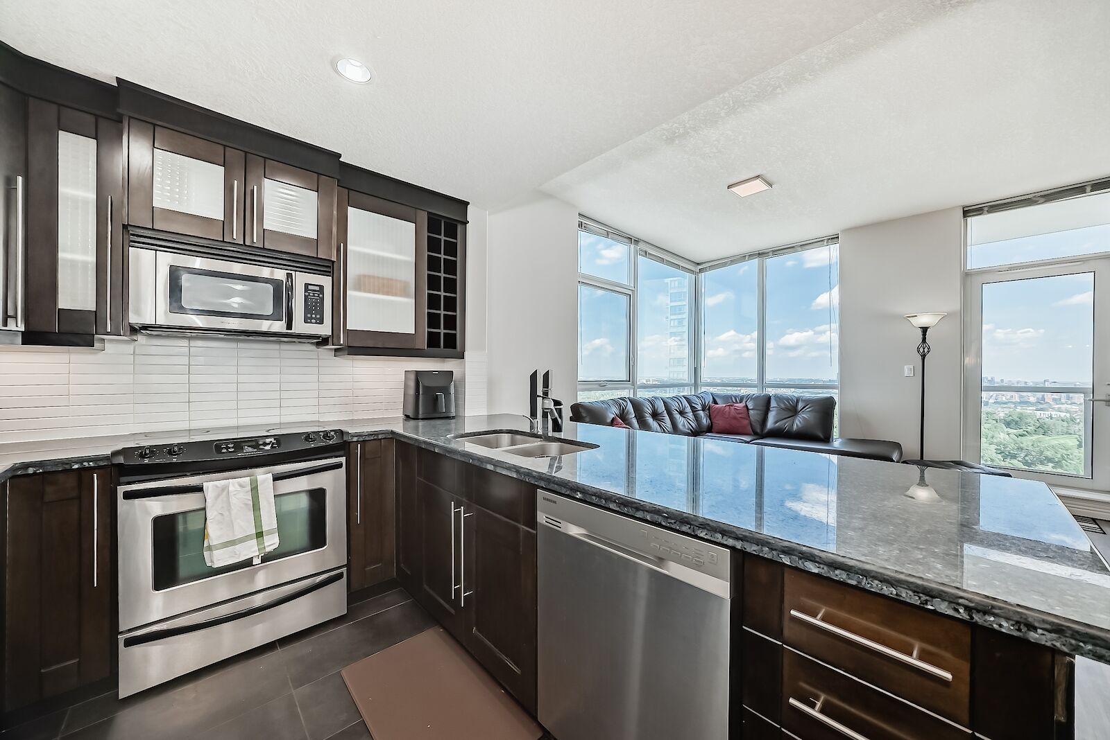 Calgary 2 bedrooms Condo Unit for rent. Property photo: 659016-1
