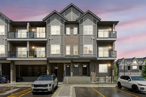 Beautiful Corner Townhome in Fireside, Cochrane