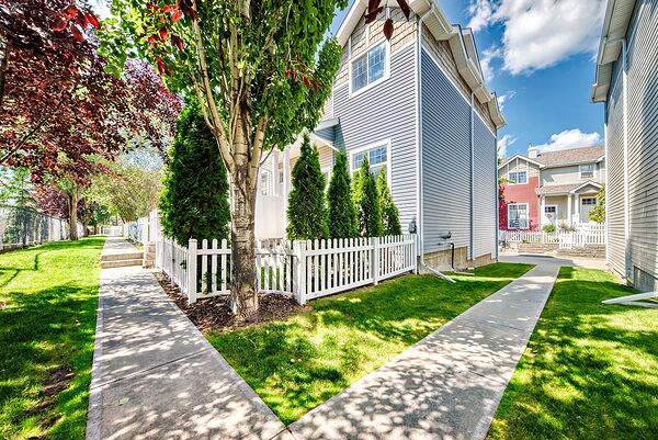 2 bed 2.5 bath high ceilings 2 story townhome in Hamptoms