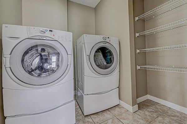 Calgary 3 + Den bedrooms Main Floor for rent. Property photo: 661618-2