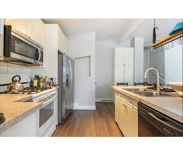 Calgary 11 bedrooms House for rent. Property photo: 662846-3