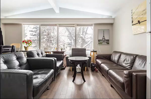 Calgary 11 bedrooms House for rent. Property photo: 662846-2