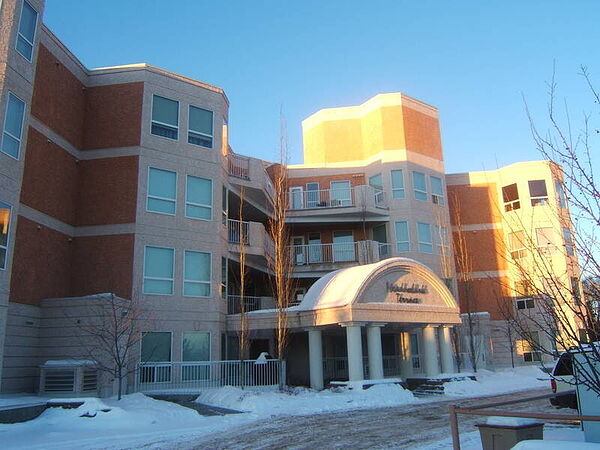 Beautiful Top-Floor 1 Bedroom + Den in Meadowlark — $1,625/month