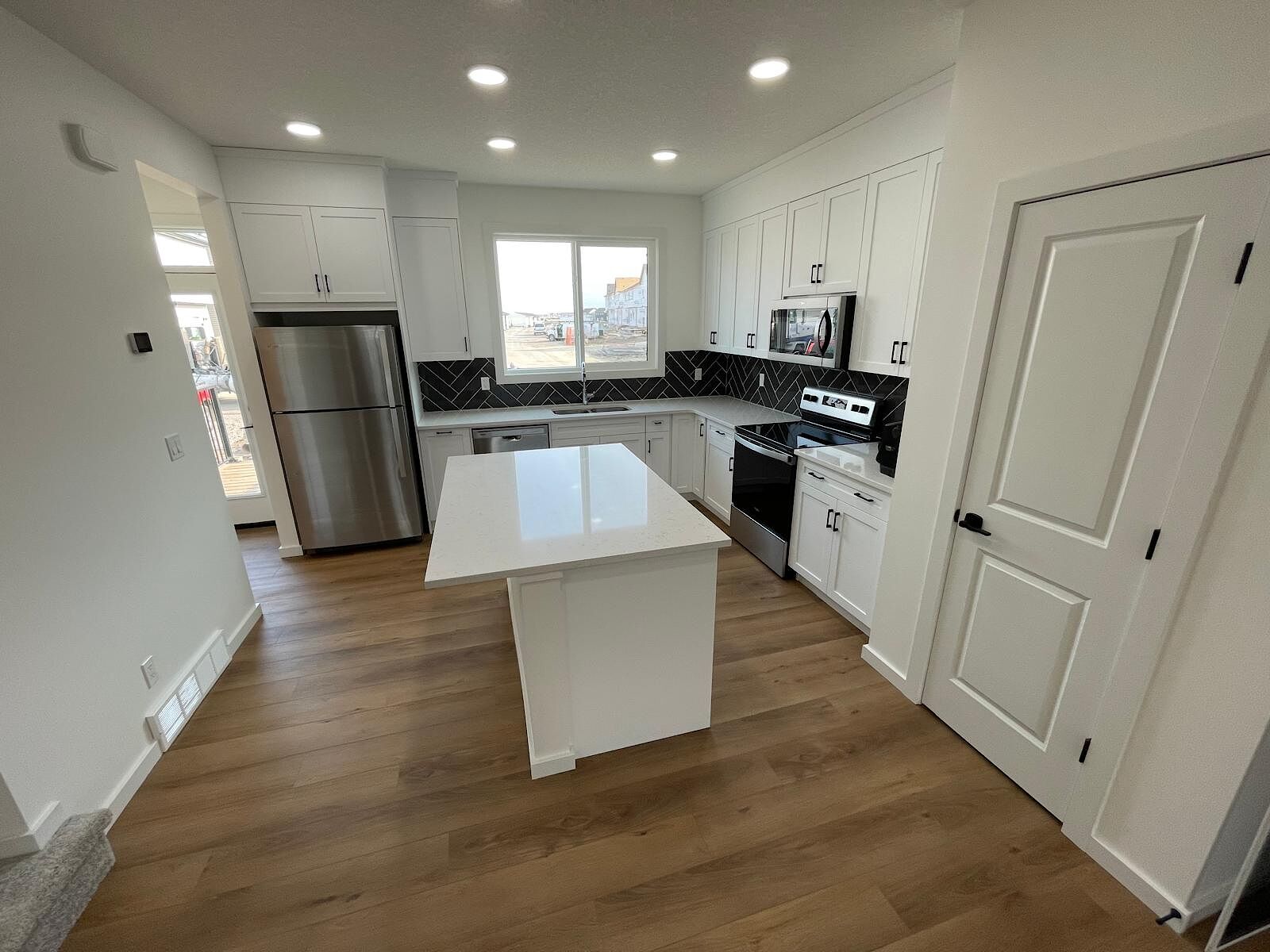 Calgary 3 + Den bedrooms Main Floor for rent. Property photo: 675671-1