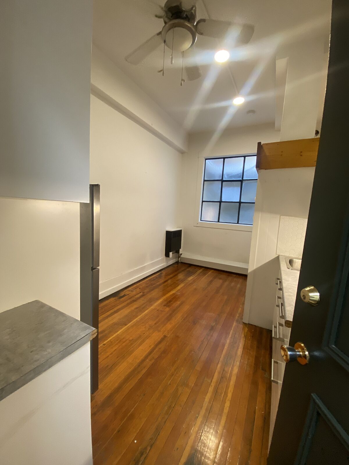 Calgary studio Condo Unit for rent. Property photo: 676280-1