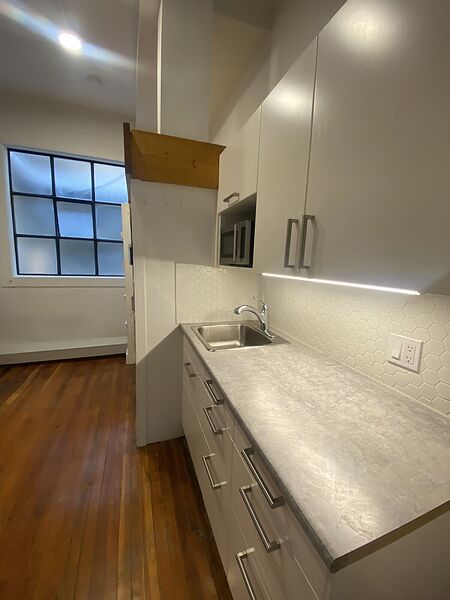 Calgary studio Condo Unit for rent. Property photo: 676280-2