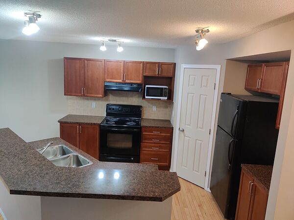 Calgary 3 bedrooms House for rent. Property photo: 677750-2