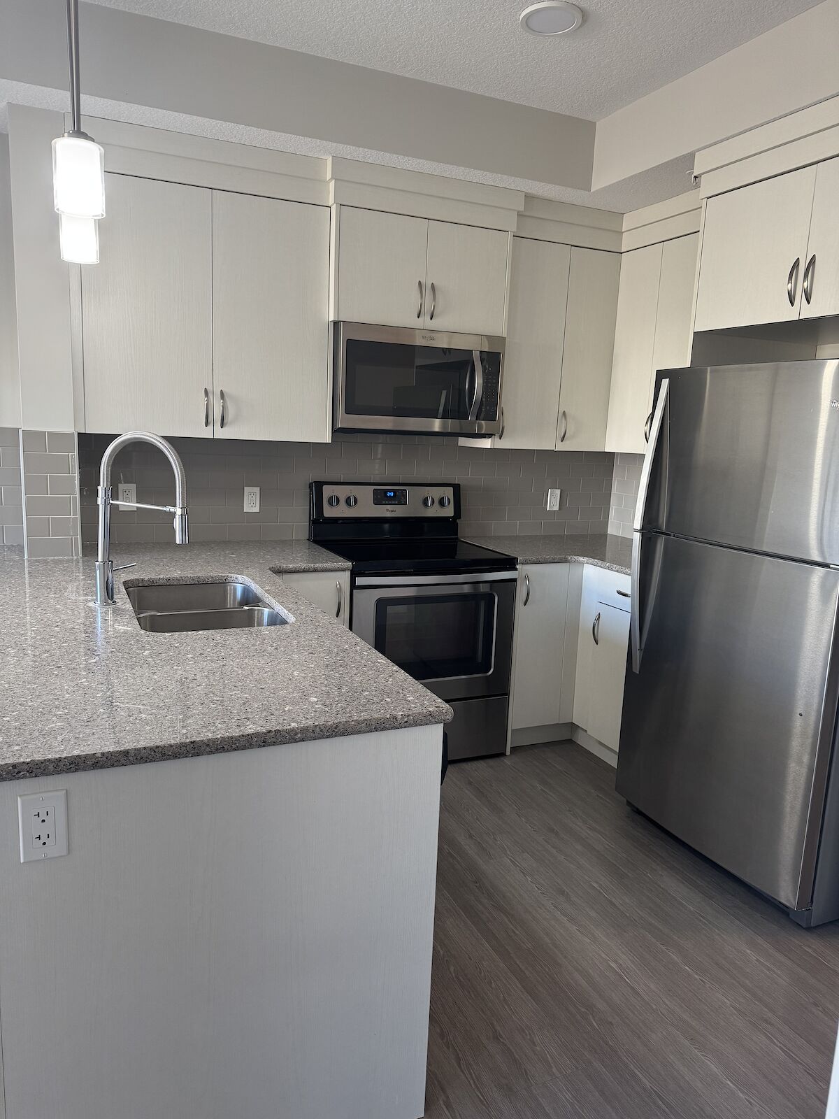 Calgary 1 + Den bedrooms Condo Unit for rent. Property photo: 680469-1