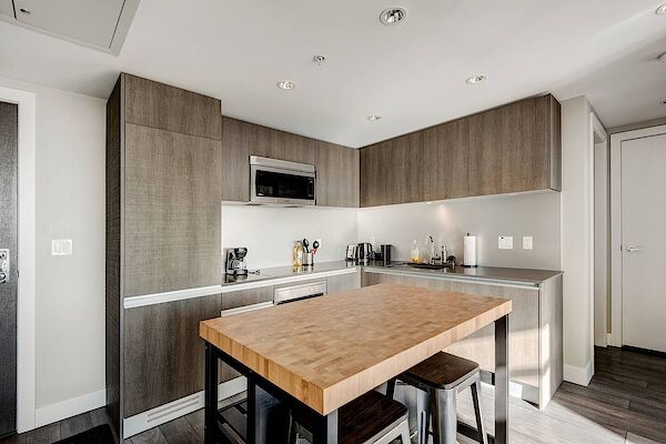 Modern 1BD 1BH with Mountain views on the 34th floor of GUARDIAN SOUTH TOWER!