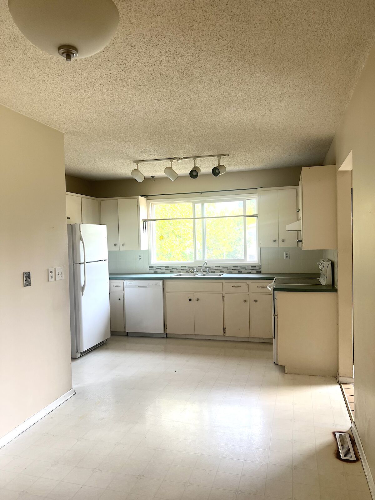 Calgary 3 bedrooms Duplex for rent. Property photo: 681815-1