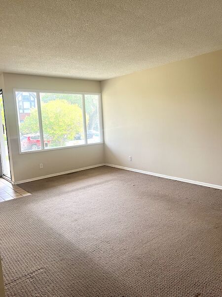 Calgary 3 bedrooms Duplex for rent. Property photo: 681815-2