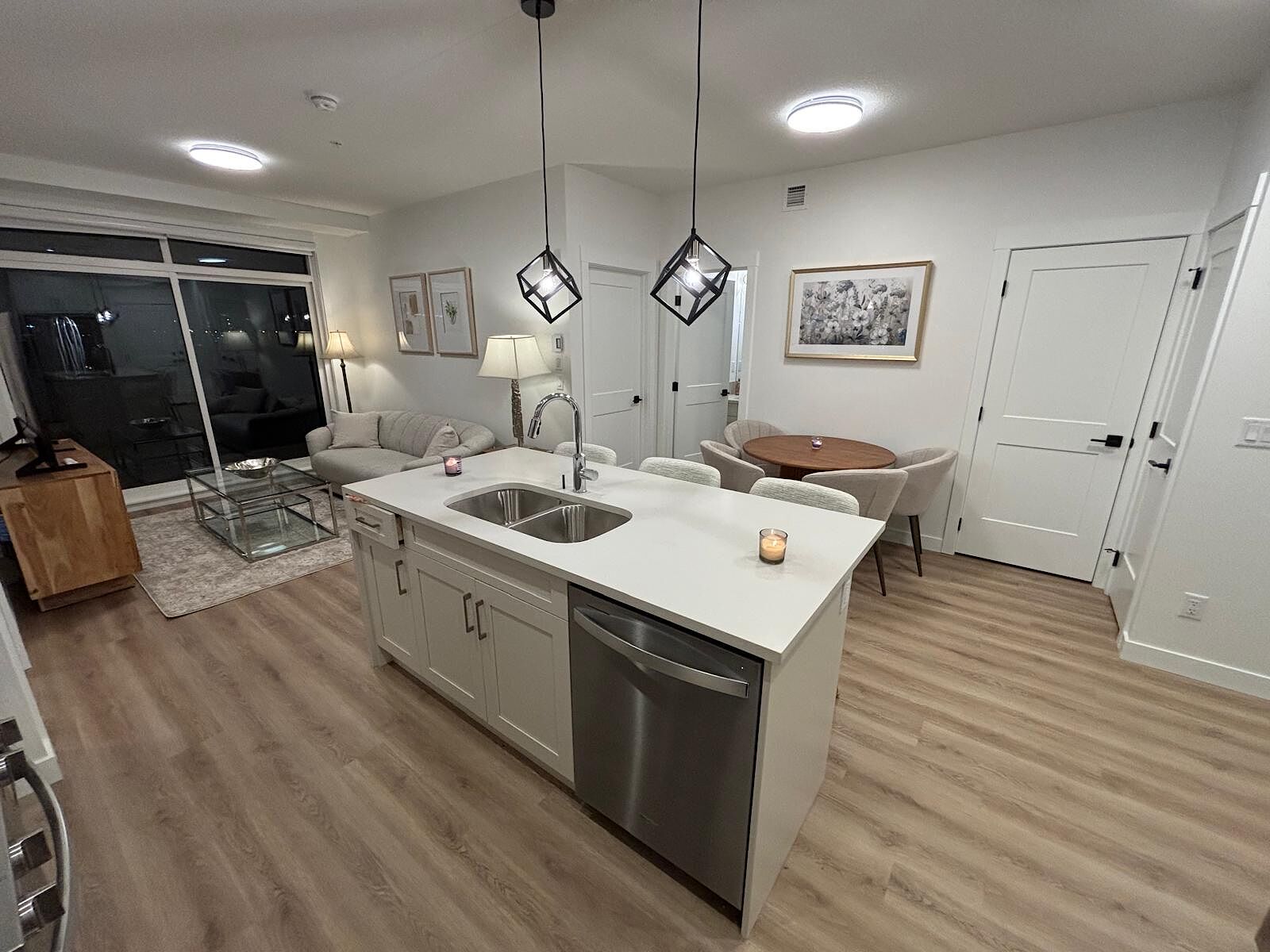 Calgary 2 bedrooms Condo Unit for rent. Property photo: 685562-1