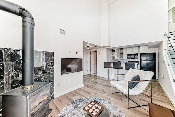 Calgary 2 + Den bedrooms Condo Unit for rent. Property photo: 686495-3