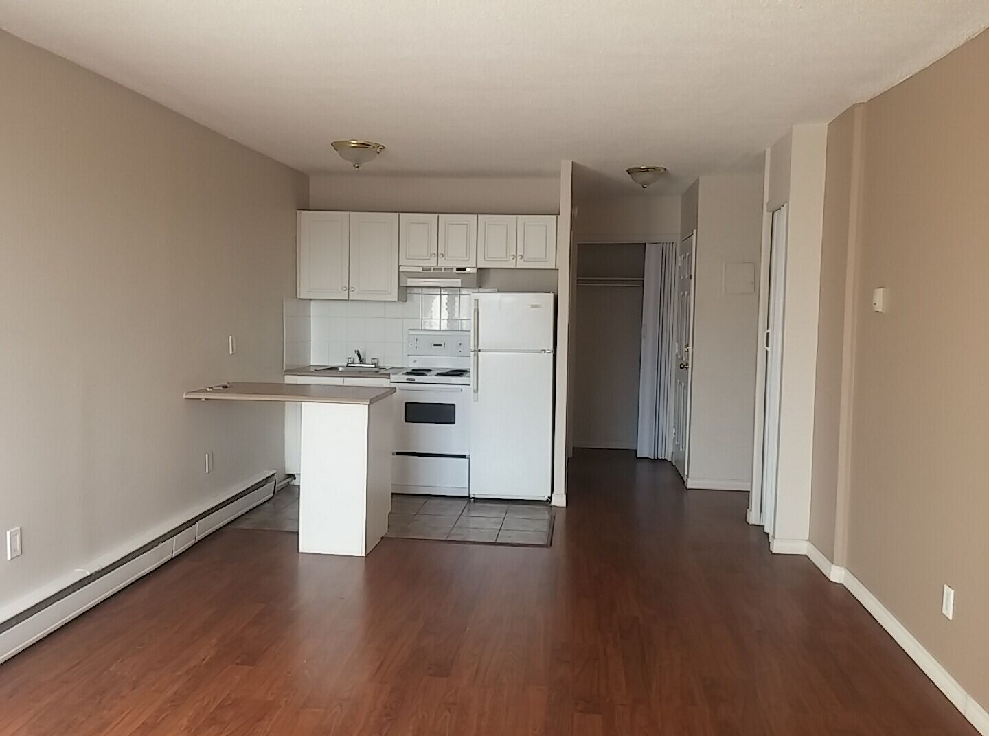 Calgary studio Apartment for rent. Property photo: 693688-1