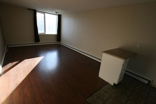 Calgary studio Apartment for rent. Property photo: 693688-3