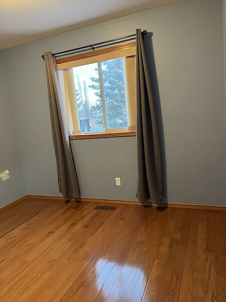Cozy Family Home in Chestermere 4 bedroom 2 bathroom