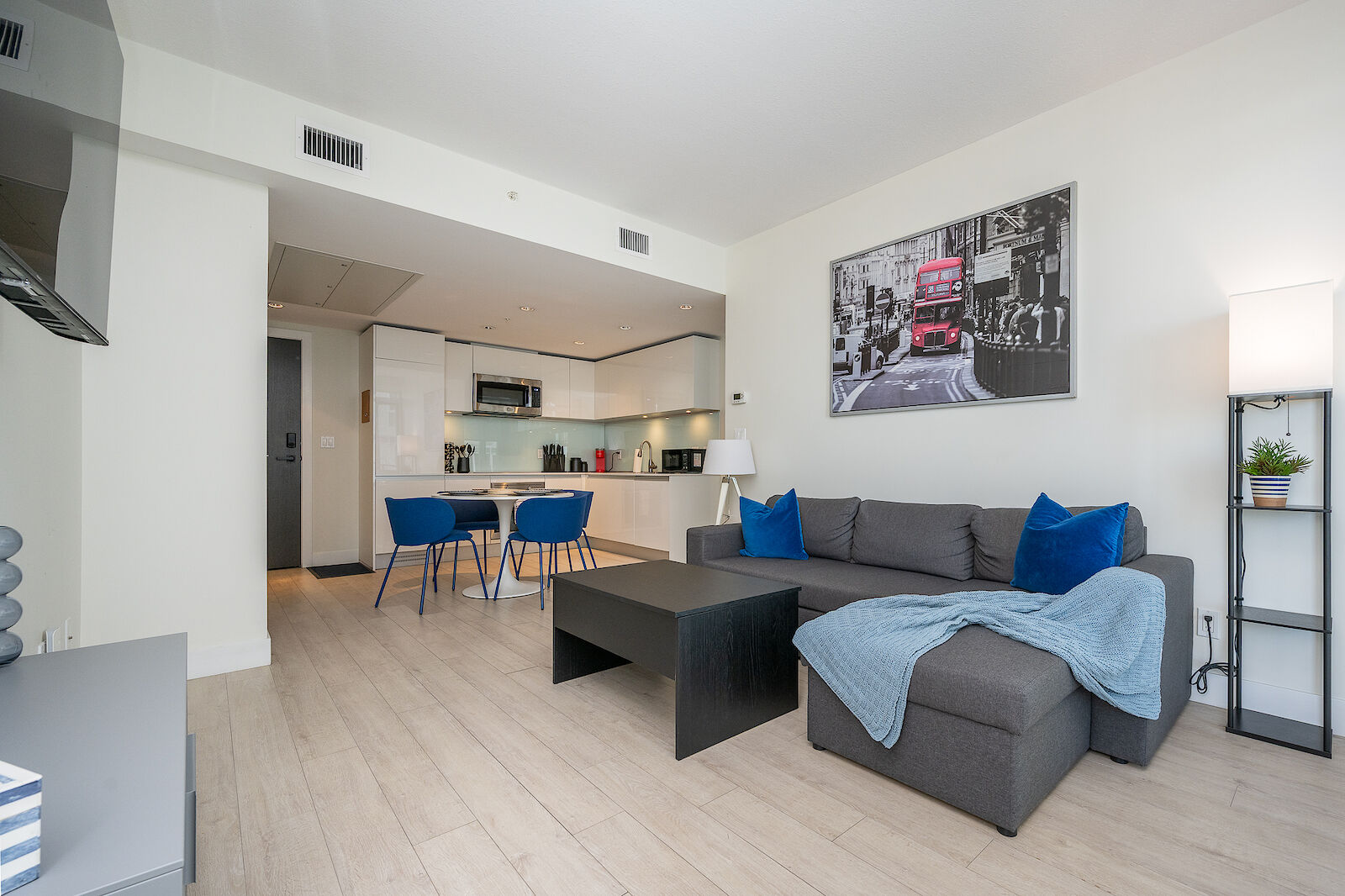 Calgary 1 bedroom Condo Unit for rent. Property photo: 701323-1