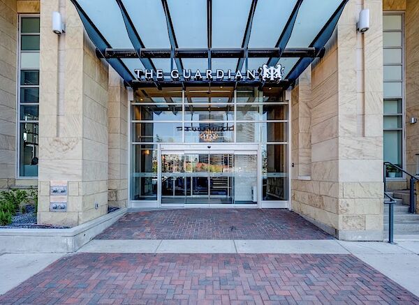 Suitable Private Bedroom + Private Bathroom - Downtown Calgary