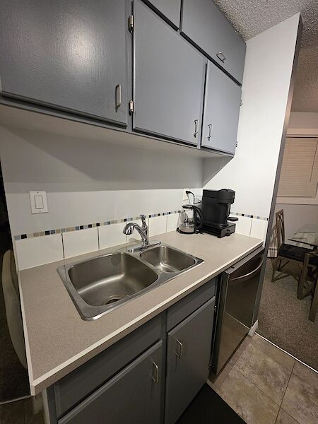 Calgary 1 + Den bedrooms Condo Unit for rent. Property photo: 708017-3