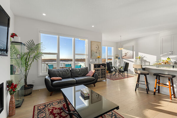 Calgary 3 + Den bedrooms Main Floor for rent. Property photo: 711110-2