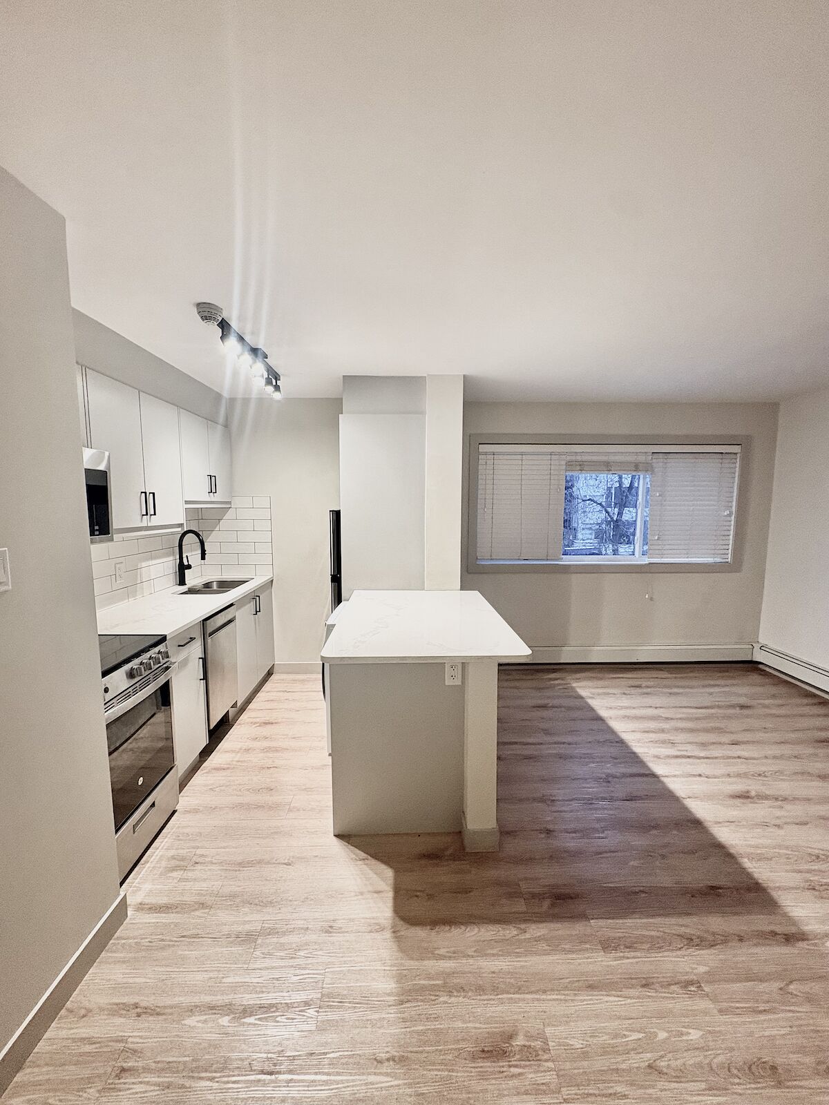 Calgary 1 bedroom Condo Unit for rent. Property photo: 711960-1
