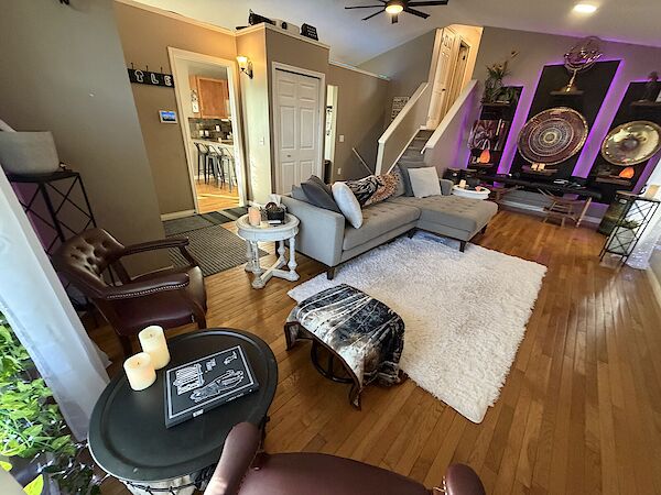 Calgary 4 + Den bedrooms Room For Rent for rent. Property photo: 713960-2