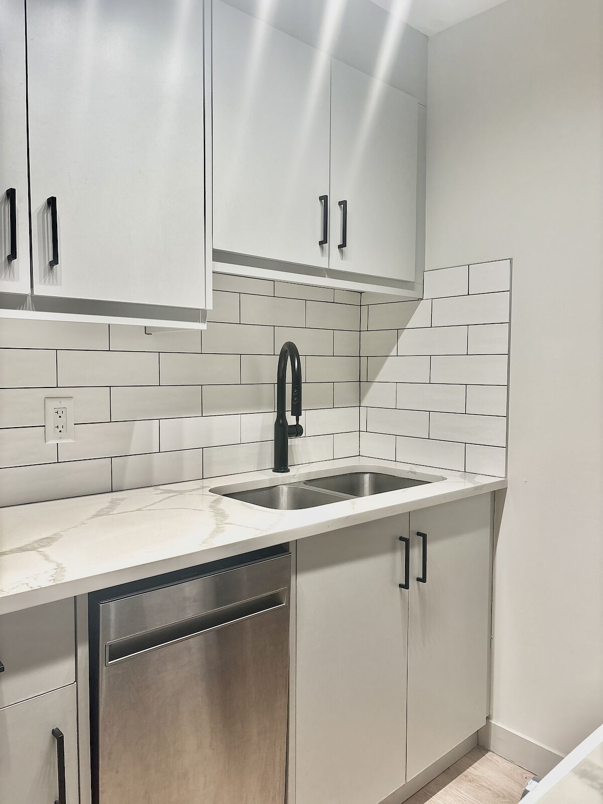 Calgary 1 bedroom Condo Unit for rent. Property photo: 714670-1