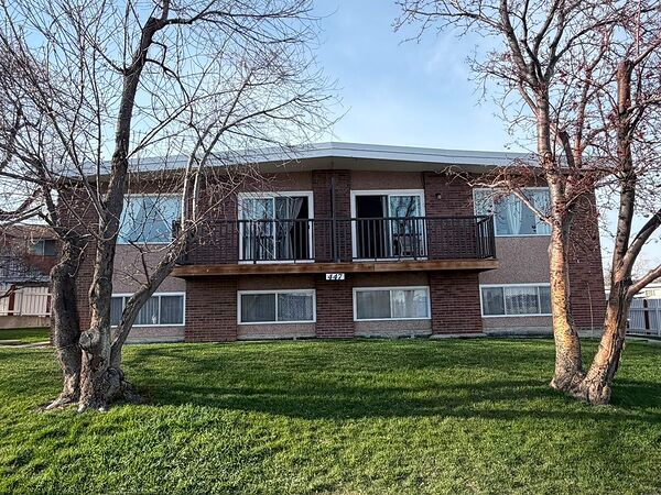 Spacious 3 Bedroom Unit For Rent in NW Calgary