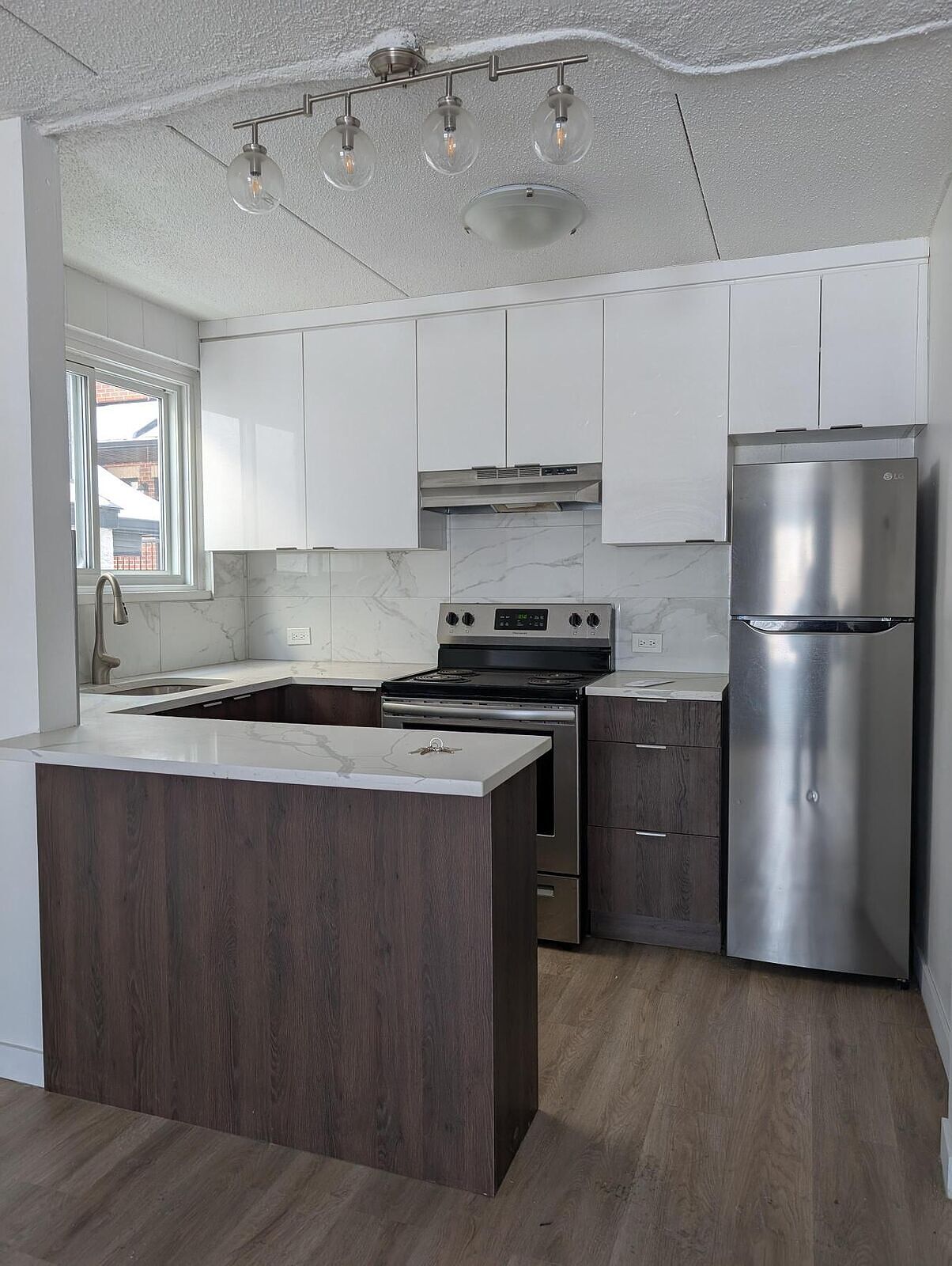 Calgary 1 bedroom Condo Unit for rent. Property photo: 720050-1