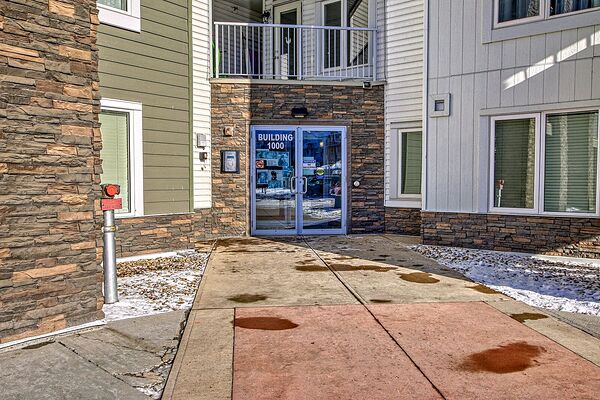 Calgary 2 bedrooms Condo Unit for rent. Property photo: 720127-2