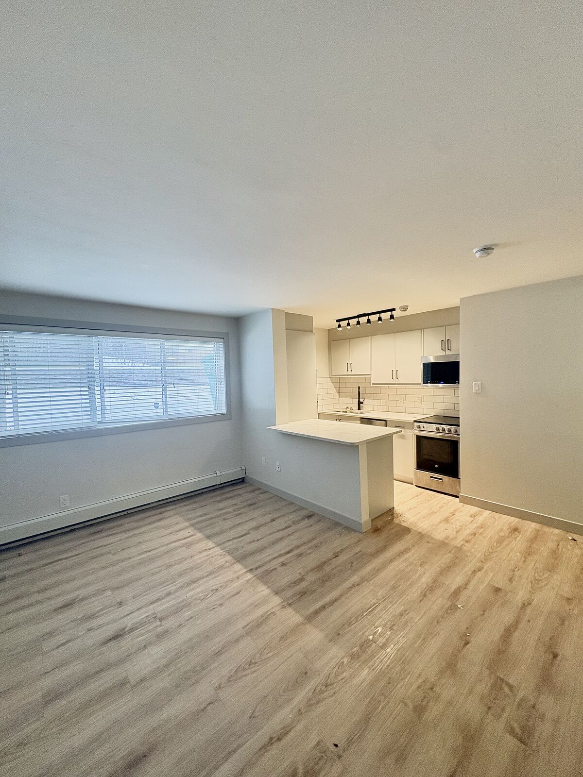 Calgary studio Condo Unit for rent. Property photo: 723141-1