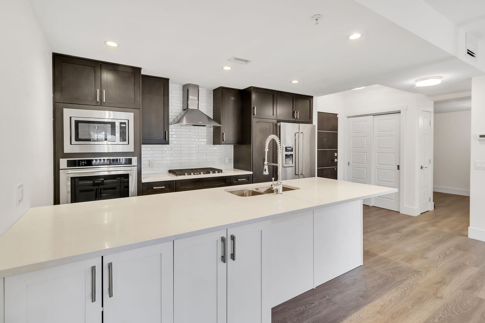 Calgary 2 + Den bedrooms Condo Unit for rent. Property photo: 724003-1