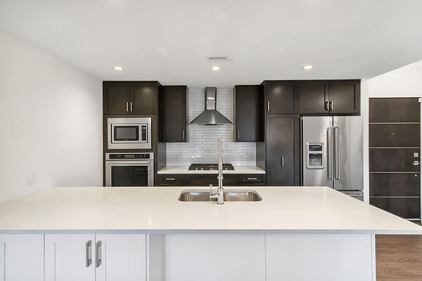 Calgary 2 + Den bedrooms Condo Unit for rent. Property photo: 724003-2