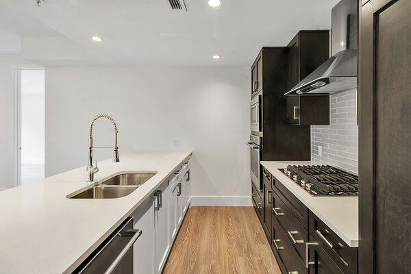 Calgary 2 + Den bedrooms Condo Unit for rent. Property photo: 724003-3