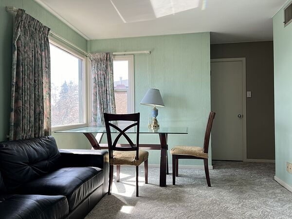 Calgary 1 + Den bedrooms Room For Rent for rent. Property photo: 724753-3