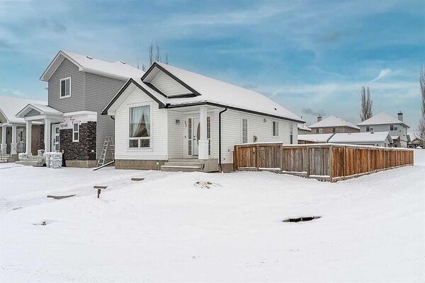 Calgary 3 bedrooms House for rent. Property photo: 728395-2