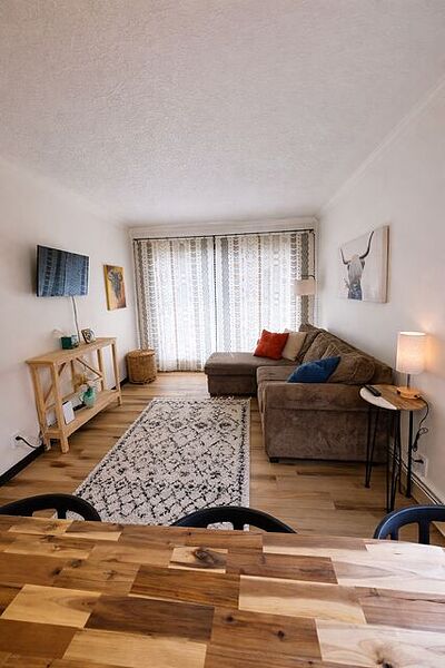 Calgary 1 bedroom Condo Unit for rent. Property photo: 728651-2