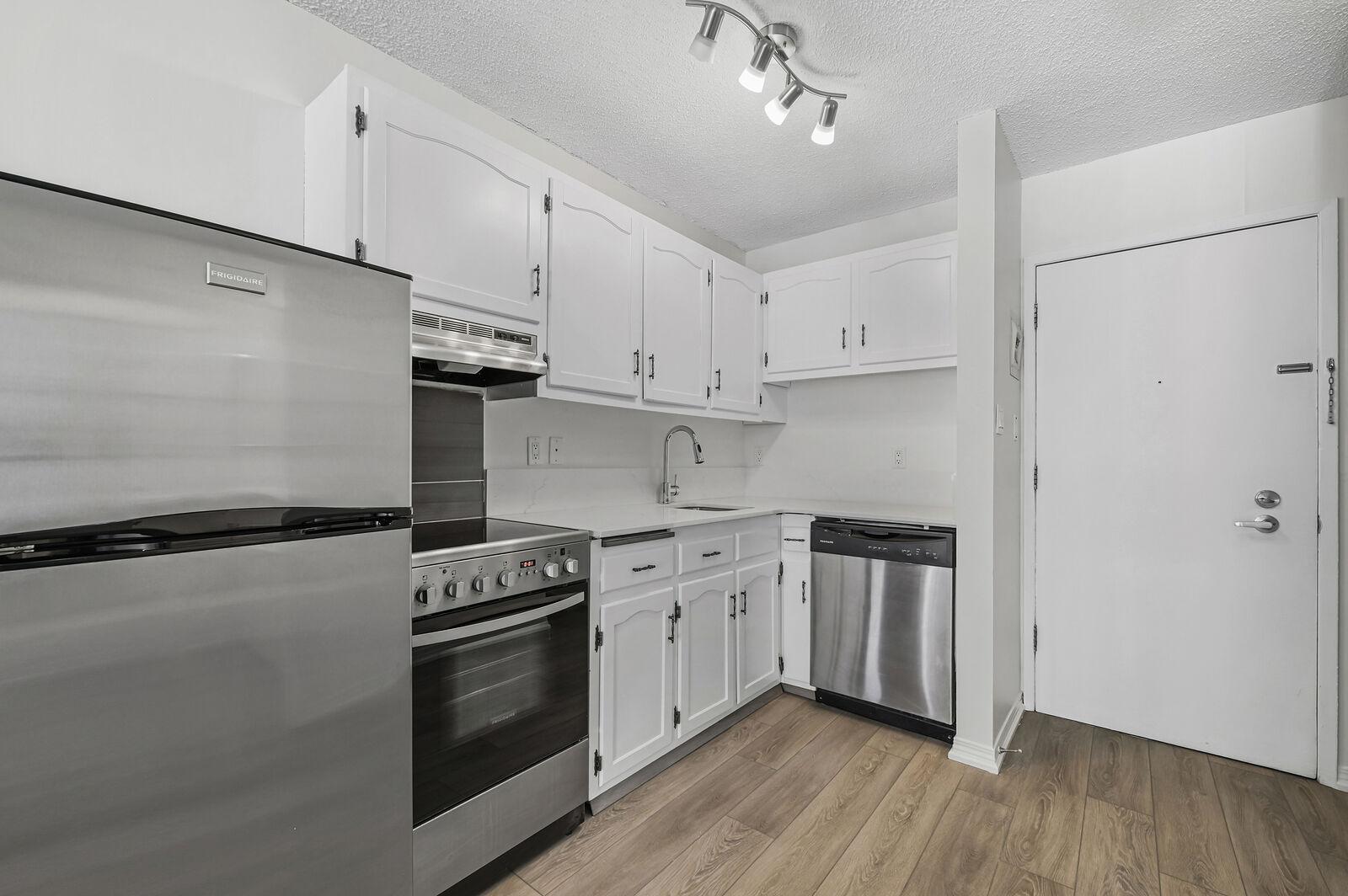 Calgary 1 bedrooms Condo Unit for rent. Property photo: 729682-1