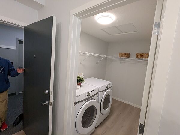 Calgary 2 bedrooms Condo Unit for rent. Property photo: 729831-2