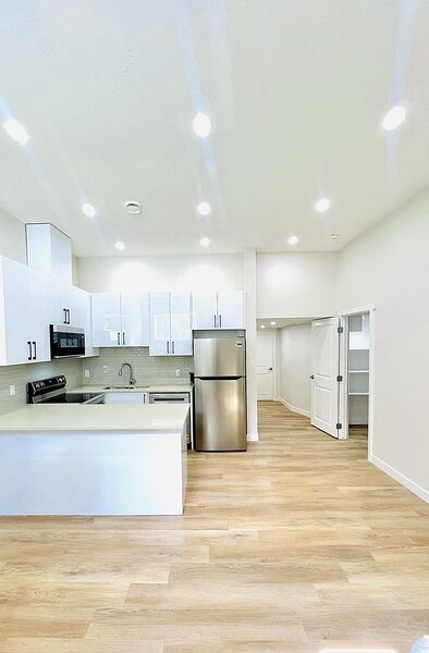 Modern & Bright 1BR Legal Suite in The Uplands