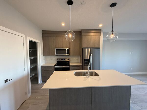 Calgary 2 bedrooms Condo Unit for rent. Property photo: 731535-2