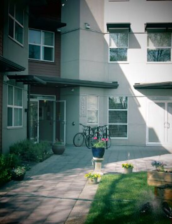 Calgary studio Condo Unit for rent. Property photo: 731569-1