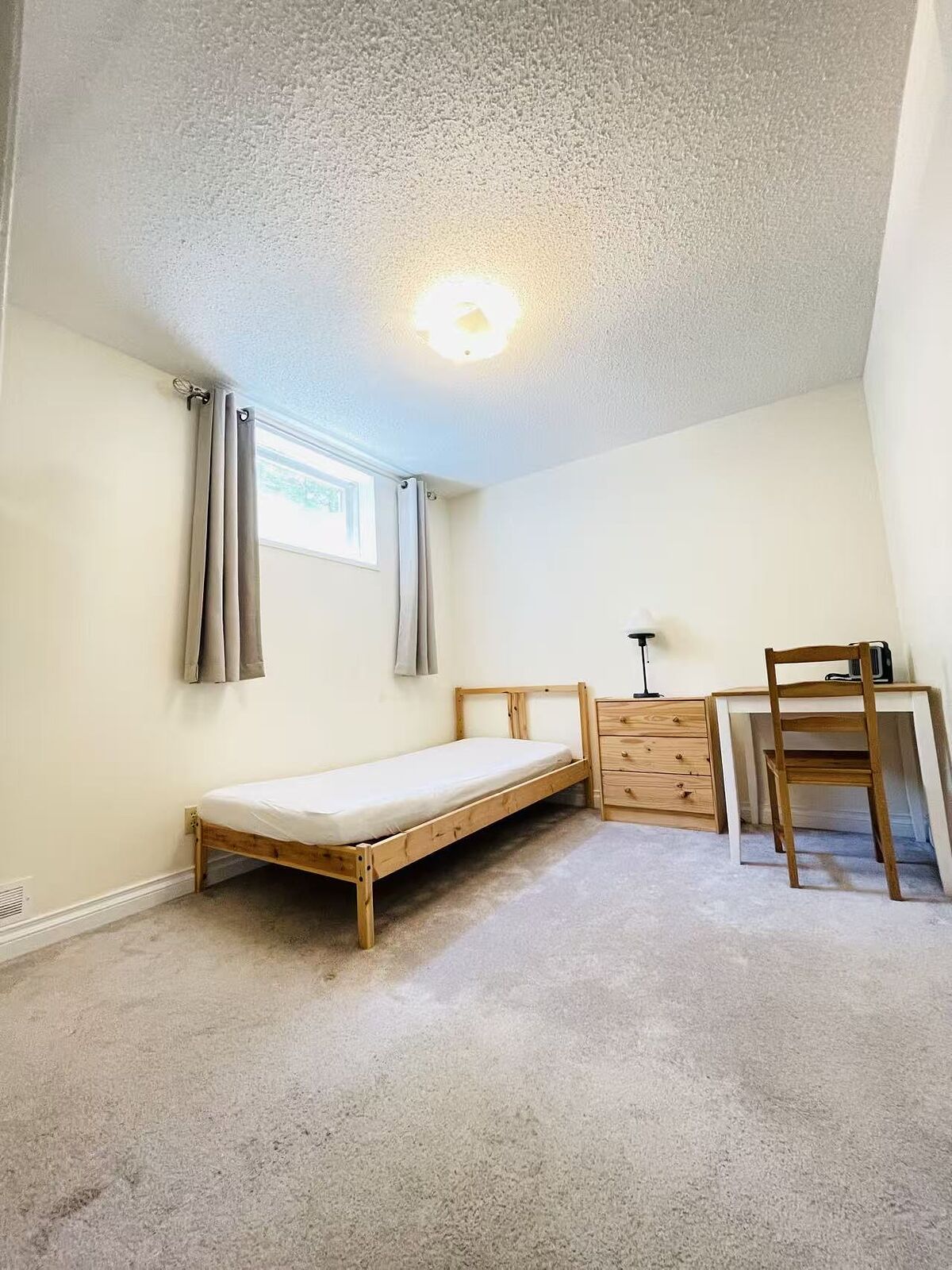 Calgary 1 bedroom Room For Rent for rent. Property photo: 733014-1