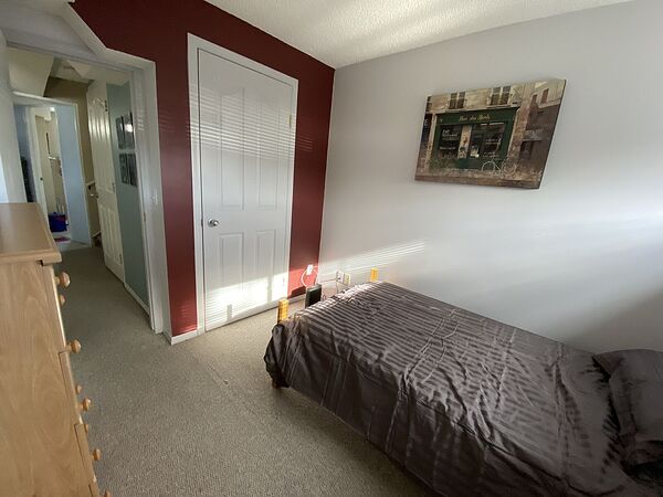 Calgary 1 + Den bedrooms Room For Rent for rent. Property photo: 733238-3