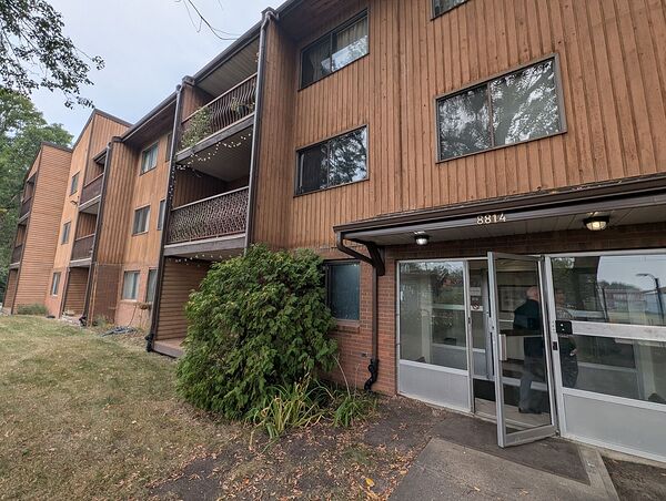 Luxury apartments in Strathearn with LRT access
